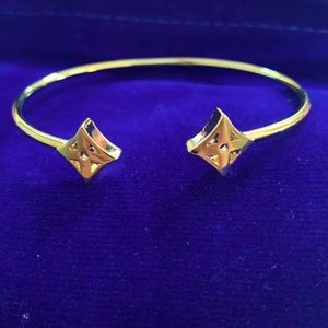 Bangle bracelet